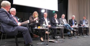 Von links: Moderator Hans-Wilhelm Dünner, der Transport- und Logistikunternehmer Alfons am Zehnhoff-Söns, die saarländische Verkehrsministerin Anke Rehlinger, Hans-Joachim Welsch von der Roheisengesellschaft Saar, Verkehrsstaatssekretär Enak Ferlemann, der SPD-Binnenschifffahrtsexperte Gustav Herzog, der rheinland-pfälzische Infrastrukturminister Roger Lewentz und Max Nilles vom luxemburgischen Infrastrukturministerium, zugleich amtierender Präsident der Moselkommission.